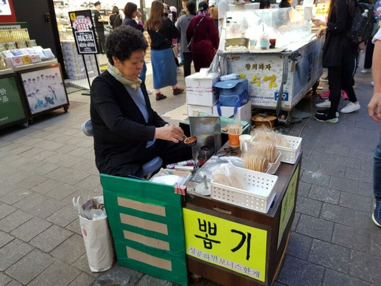 myeongdong
street food
south korea
shopping
korean shopping
korean food
ppopgi