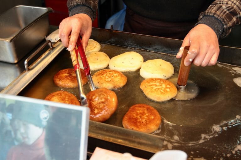 myeongdong
street food
south korea
shopping
korean shopping
korean food
hotteok